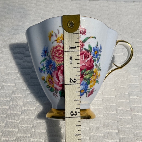 Vintage Windsor Bone China Floral Scalloped Teacup and Saucer Made in England - Picture 12 of 16